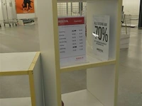 2 houten rekken met inhoud - afbeelding 3 van  4