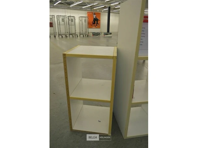 2 houten rekken met inhoud - afbeelding 4 van  4