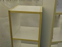 2 houten rekken met inhoud - afbeelding 4 van  4