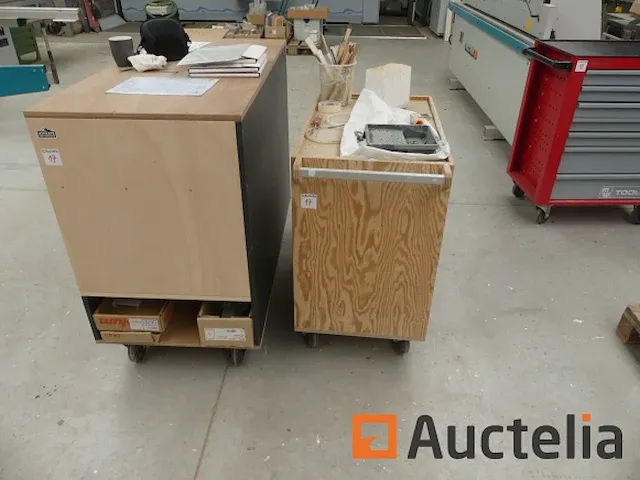 2 houten roltafels op wielen - afbeelding 1 van  6