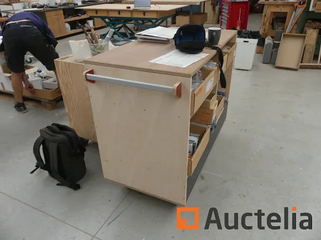 2 houten roltafels op wielen - afbeelding 2 van  6
