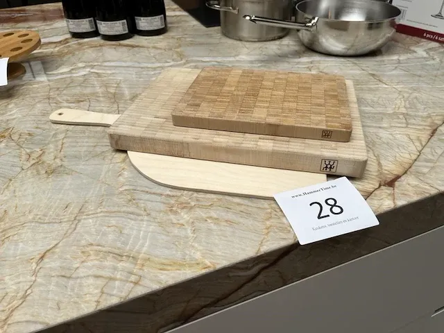 2 houten snijplanken en pizzaschep - afbeelding 1 van  10