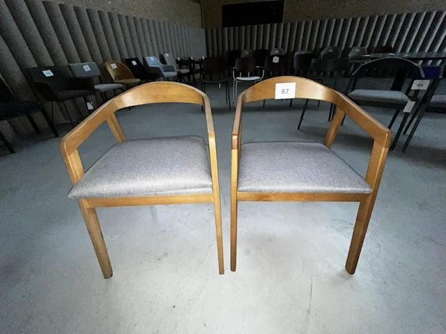2 houten stoelen - afbeelding 1 van  8