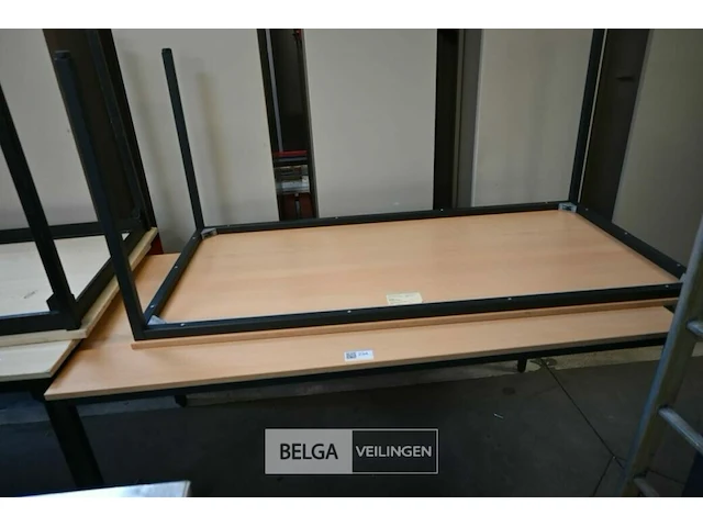 2 houten tafels - afbeelding 1 van  1