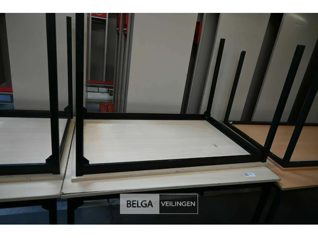 2 houten tafels - afbeelding 1 van  1