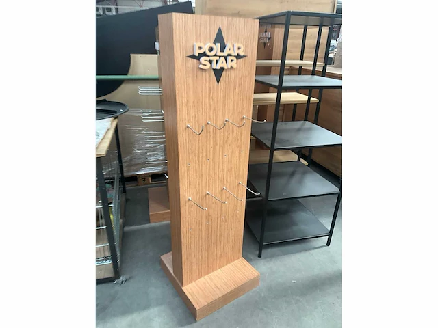 2 houten winkelzuilen polar star met haken - afbeelding 1 van  10