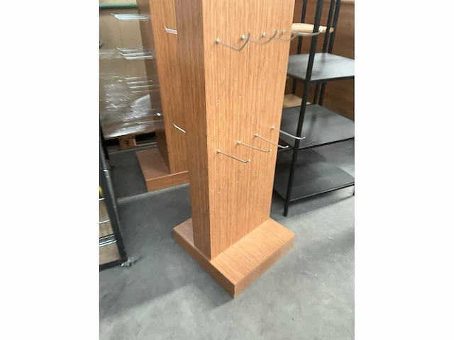 2 houten winkelzuilen polar star met haken - afbeelding 4 van  10