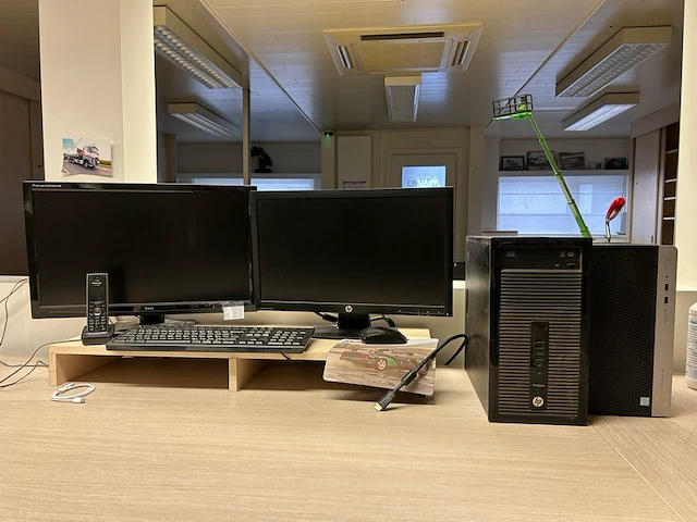 2 hp desktop, 2 schermen - afbeelding 1 van  13