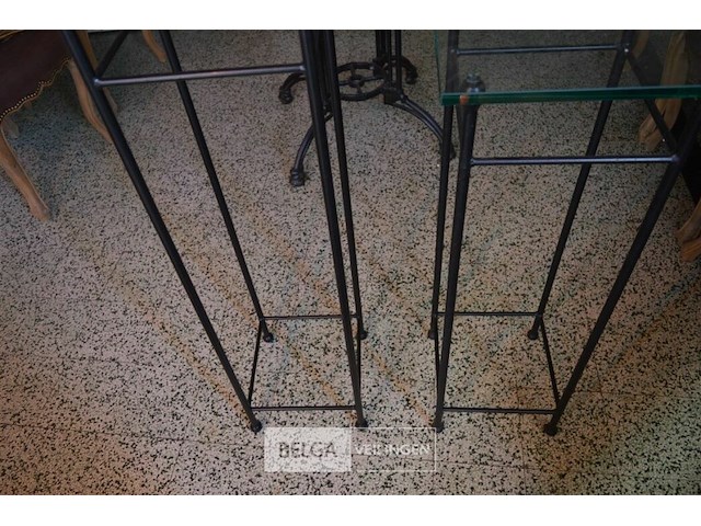 2 ijzeren bijzet tafels met glazen blad - afbeelding 3 van  3