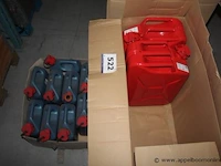 2 jerrycans a 20l en 9 bidons a 5l - afbeelding 1 van  3