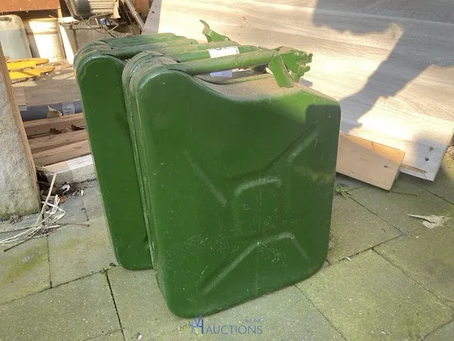 2 jerrycans - afbeelding 1 van  2