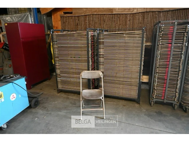 2 karren met stoelen - afbeelding 1 van  6