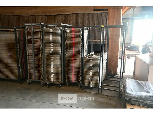 2 karren met stoelen - afbeelding 1 van  6