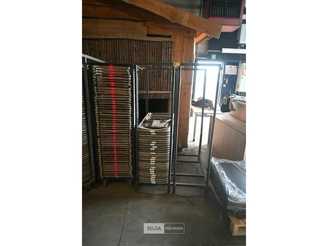 2 karren met stoelen - afbeelding 3 van  6