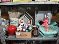 2 kinderzitjes voor auto, wc bril, 3 wandversieringen, 15 sierstukken, 2 dozen met diverse glazen - afbeelding 1 van  9