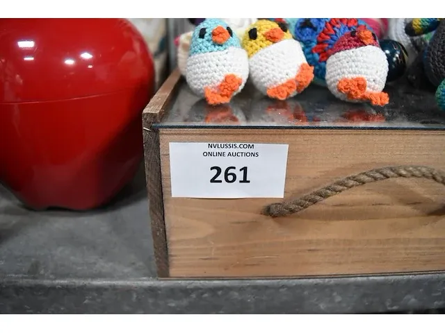 2 kinderzitjes voor auto, wc bril, 3 wandversieringen, 15 sierstukken, 2 dozen met diverse glazen - afbeelding 2 van  9