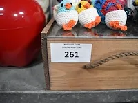 2 kinderzitjes voor auto, wc bril, 3 wandversieringen, 15 sierstukken, 2 dozen met diverse glazen - afbeelding 2 van  9