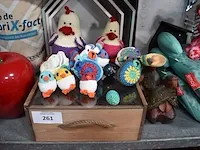 2 kinderzitjes voor auto, wc bril, 3 wandversieringen, 15 sierstukken, 2 dozen met diverse glazen - afbeelding 5 van  9