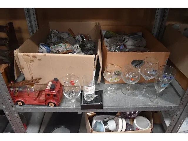 2 kinderzitjes voor auto, wc bril, 3 wandversieringen, 15 sierstukken, 2 dozen met diverse glazen - afbeelding 7 van  9