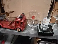 2 kinderzitjes voor auto, wc bril, 3 wandversieringen, 15 sierstukken, 2 dozen met diverse glazen - afbeelding 8 van  9