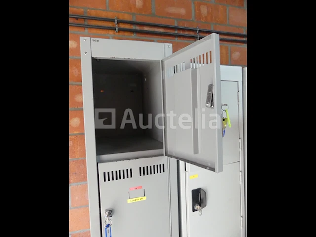 2 kleedkamer/kluisjes - afbeelding 4 van  8