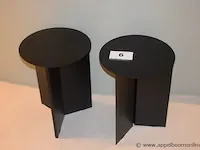 2 kleine stalen ronde design bijzettafeltjes, h plm 47cm, diam plm 35cm
