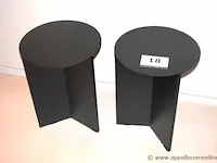2 kleine stalen ronde design bijzettafeltjes, h plm 47cm, diam plm 35cm - afbeelding 1 van  1