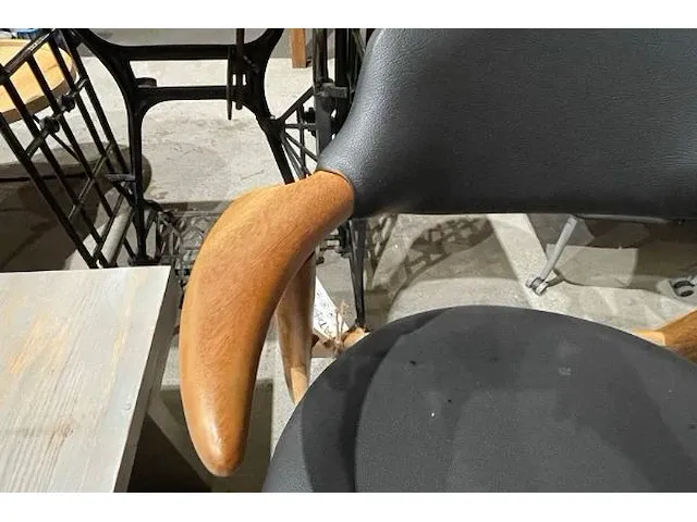 2 koehoornstoelen - afbeelding 3 van  4
