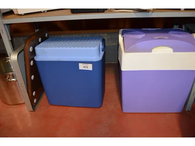 2 koelboxen , plastieken borden , lepels, bekers, enz - afbeelding 1 van  8