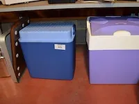 2 koelboxen , plastieken borden , lepels, bekers, enz - afbeelding 1 van  8