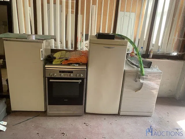 2 koelkasten, afwasmaschine en oven (werking onbekend) - afbeelding 1 van  1