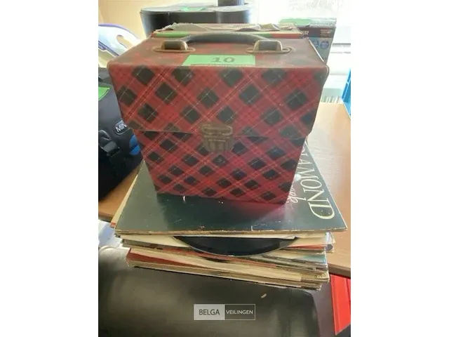 2 koffers met vinyl singels + lp's - afbeelding 1 van  3