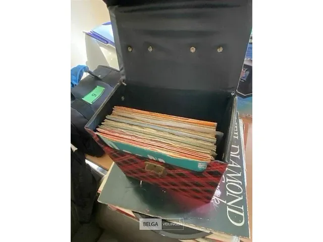 2 koffers met vinyl singels + lp's - afbeelding 2 van  3