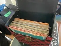 2 koffers met vinyl singels + lp's - afbeelding 2 van  3