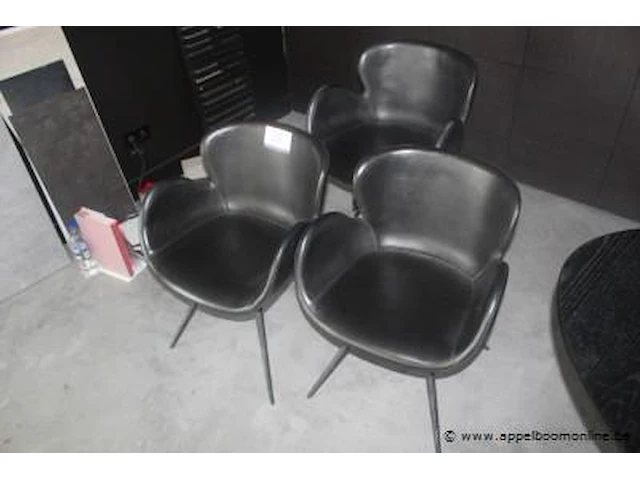 2 kuipstoelen in skai bekleed plus kuipstoel op wielen in skai bekleed - afbeelding 1 van  1