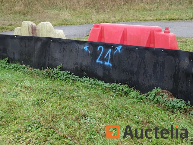 2 kunststof bouwstenen, 5 (+/-) m rubberen loopvlak - afbeelding 1 van  4