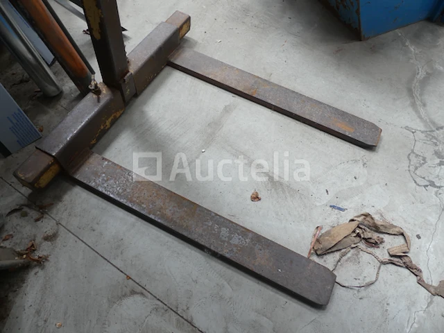 2 laadbakken en palletheffers - afbeelding 1 van  9