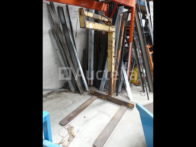 2 laadbakken en palletheffers - afbeelding 8 van  9