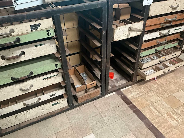 2 laag metalen opbergrekken met inhoud - afbeelding 2 van  10