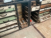 2 laag metalen opbergrekken met inhoud - afbeelding 2 van  10