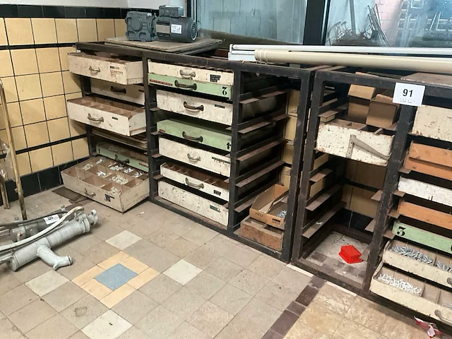 2 laag metalen opbergrekken met inhoud - afbeelding 1 van  10