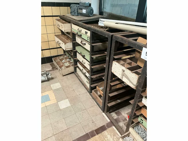 2 laag metalen opbergrekken met inhoud - afbeelding 4 van  10