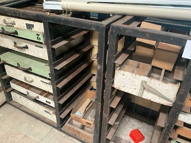 2 laag metalen opbergrekken met inhoud - afbeelding 5 van  10