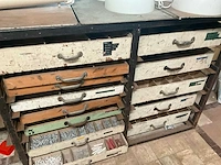 2 laag metalen opbergrekken met inhoud - afbeelding 6 van  10