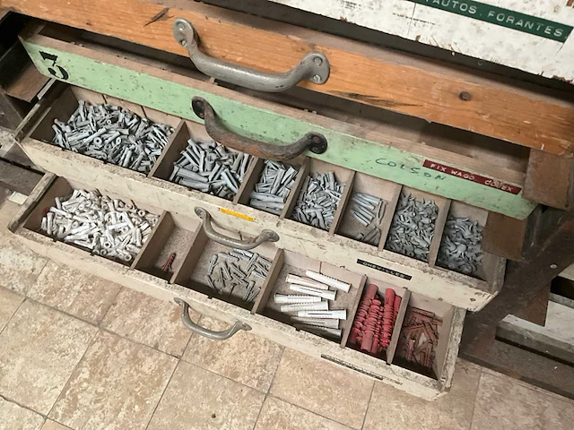 2 laag metalen opbergrekken met inhoud - afbeelding 8 van  10
