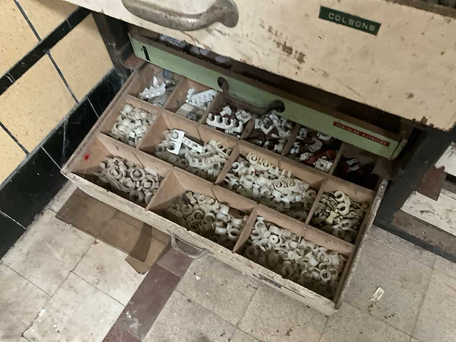 2 laag metalen opbergrekken met inhoud - afbeelding 9 van  10