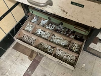 2 laag metalen opbergrekken met inhoud - afbeelding 9 van  10