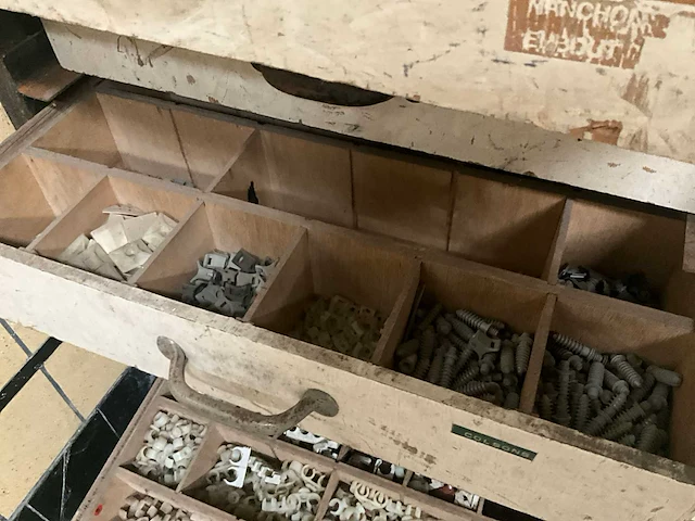 2 laag metalen opbergrekken met inhoud - afbeelding 10 van  10