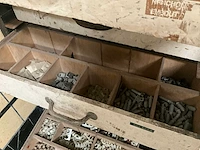 2 laag metalen opbergrekken met inhoud - afbeelding 10 van  10