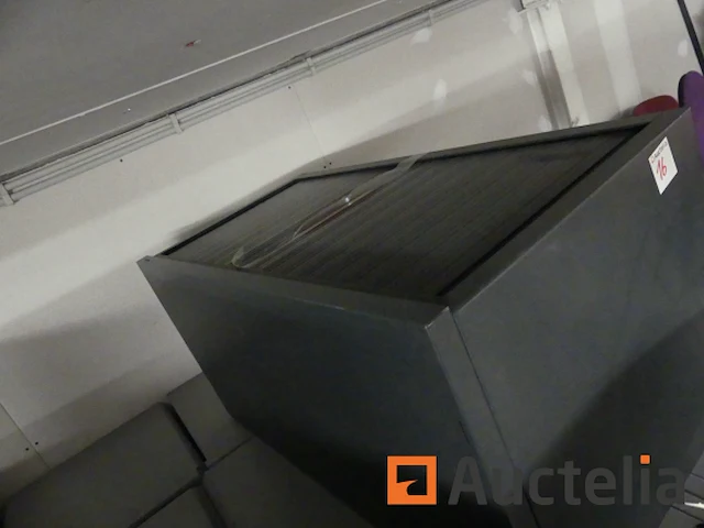 2 lage gordijnkasten, zwarte zwarte gordijnen - afbeelding 1 van  5